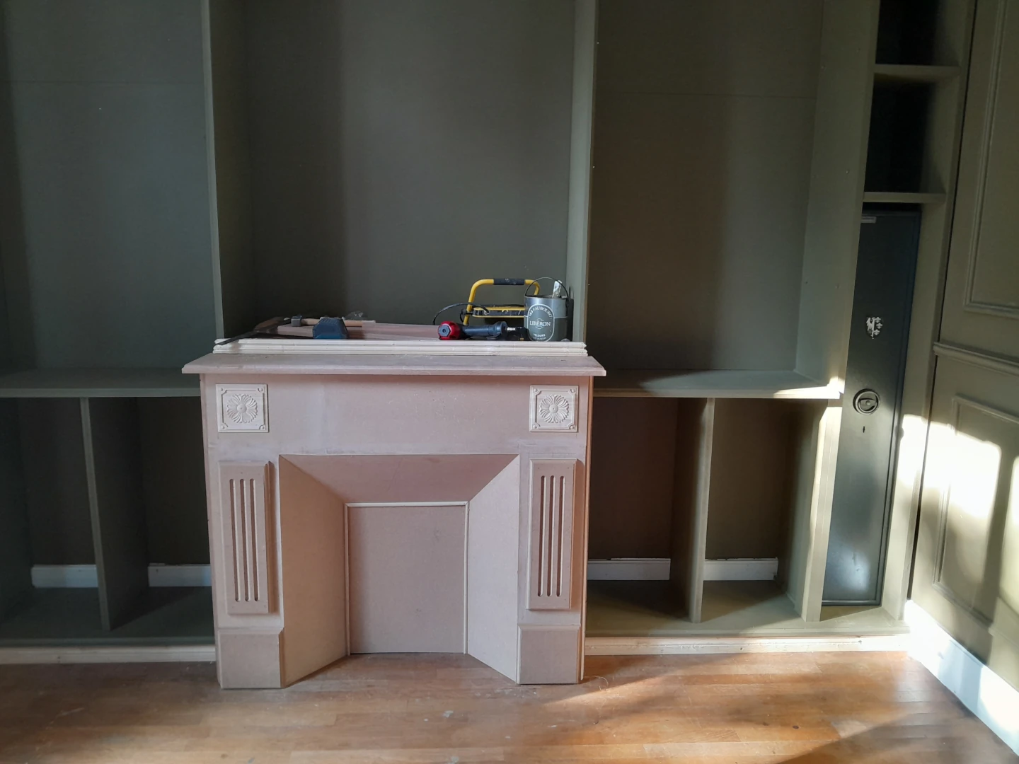 Bibliothèque et buffet en bois